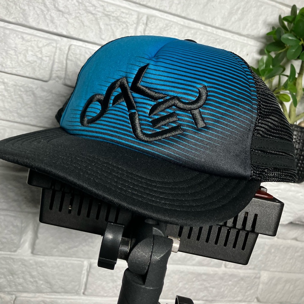 Vintage Oakley Black and Blue Trucker surfer Hat logo spell out embroidered